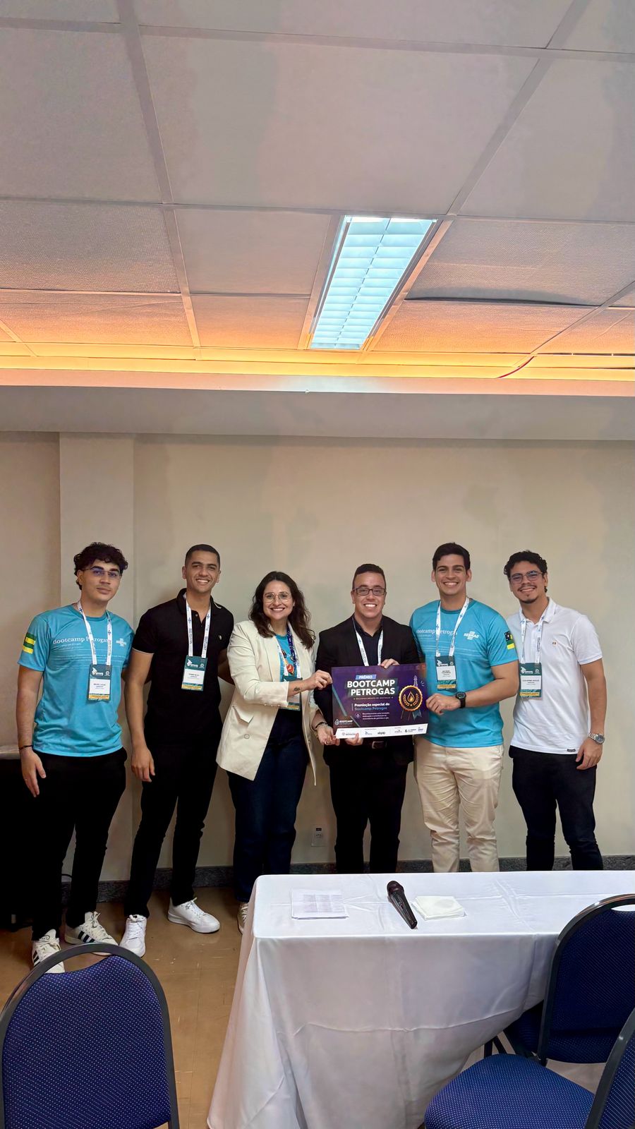 Equipe recebendo premiação no Bootcamp Petrogas