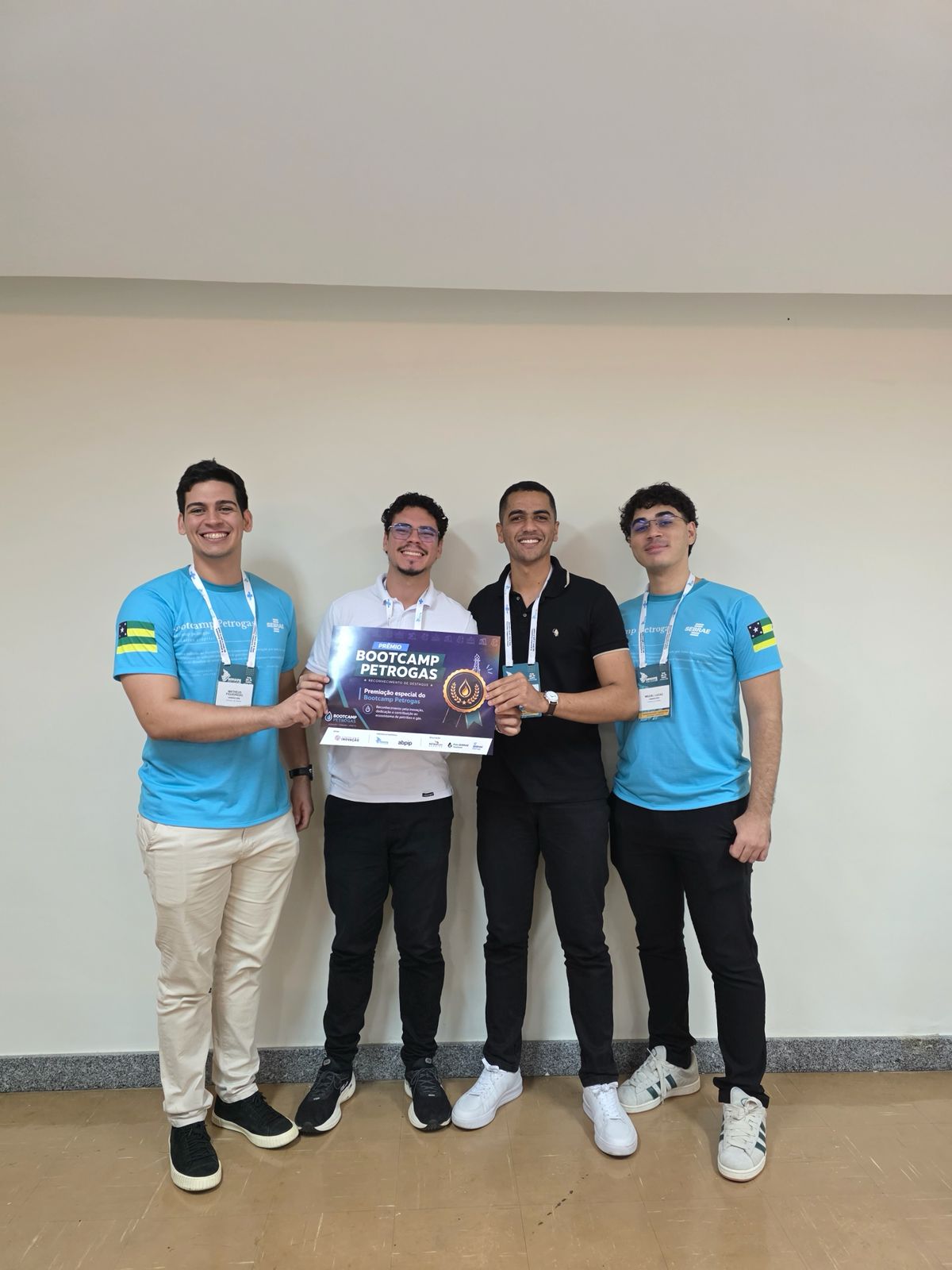 Equipe GridScope recebendo o prêmio especial do Bootcamp Petrogas