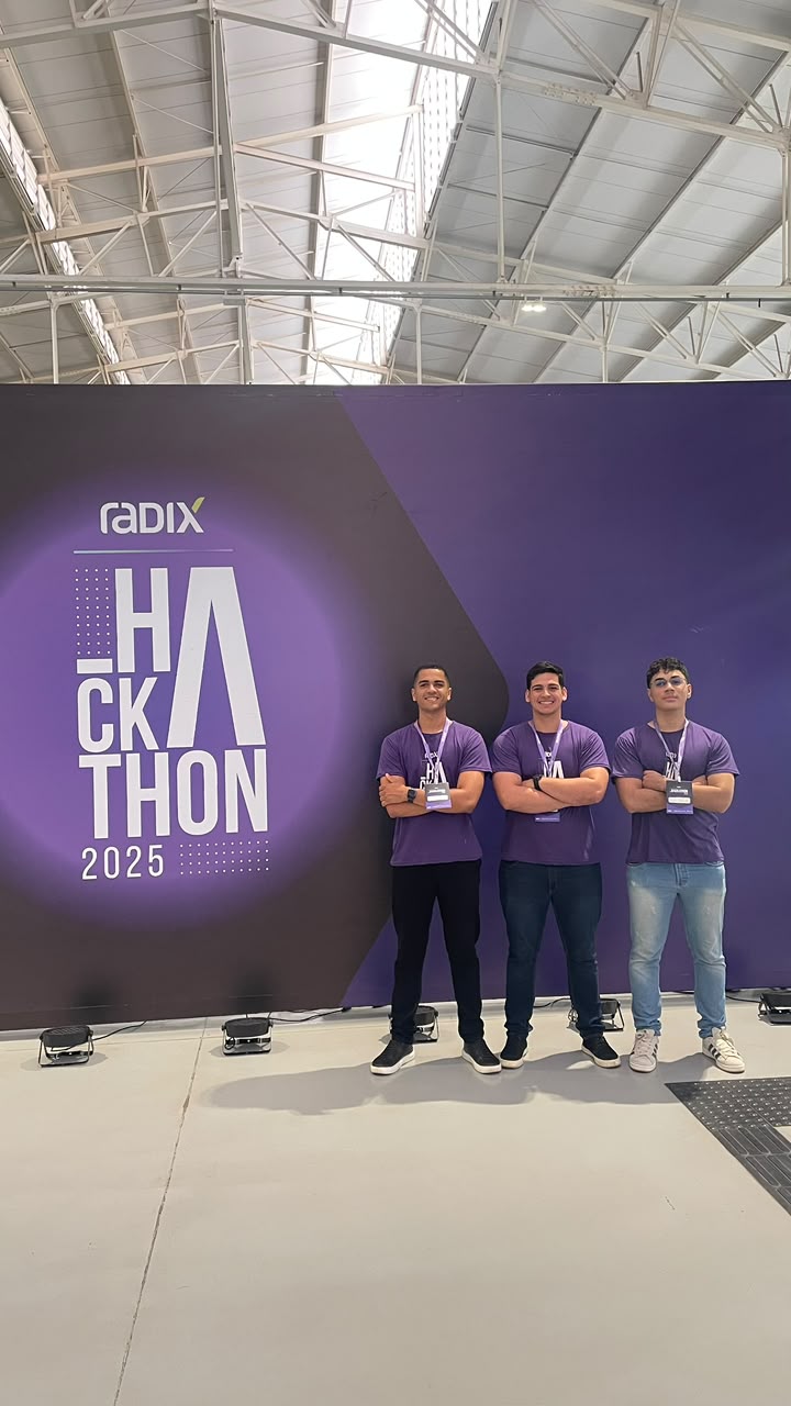 Equipe no palco do Hackathon Radix 2025