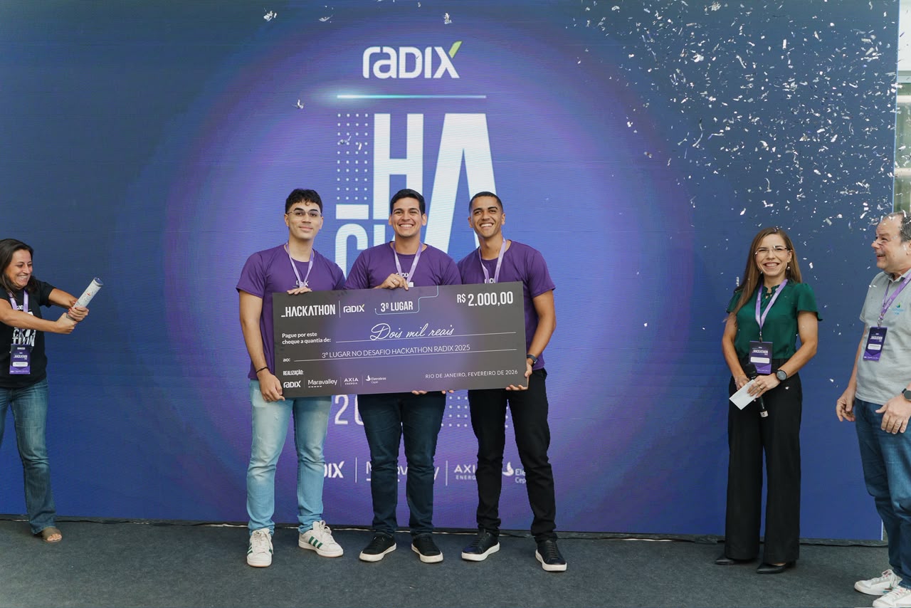Equipe premiada em terceiro lugar no Hackathon Nacional da Radix