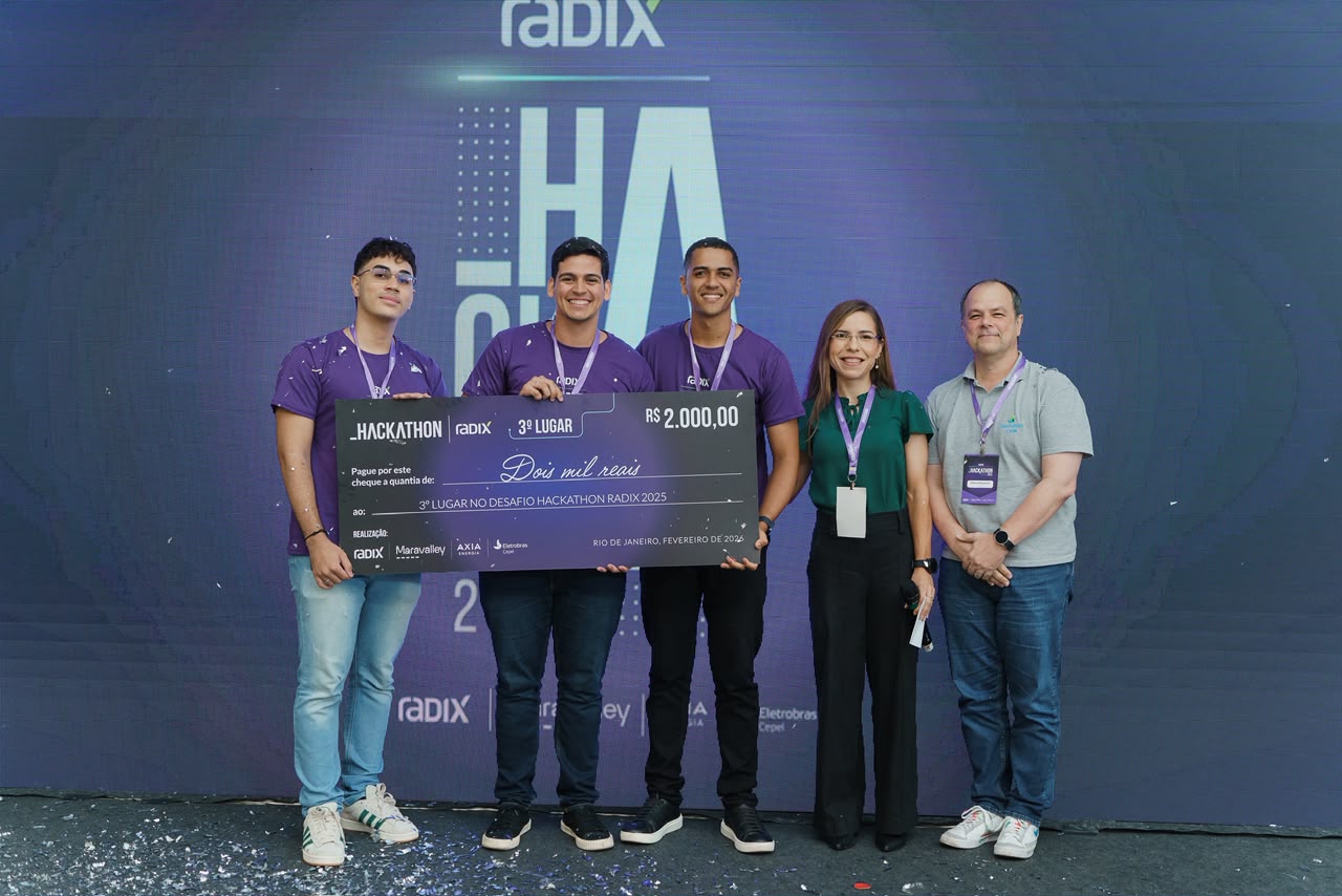 Equipe com premiação do Hackathon Radix